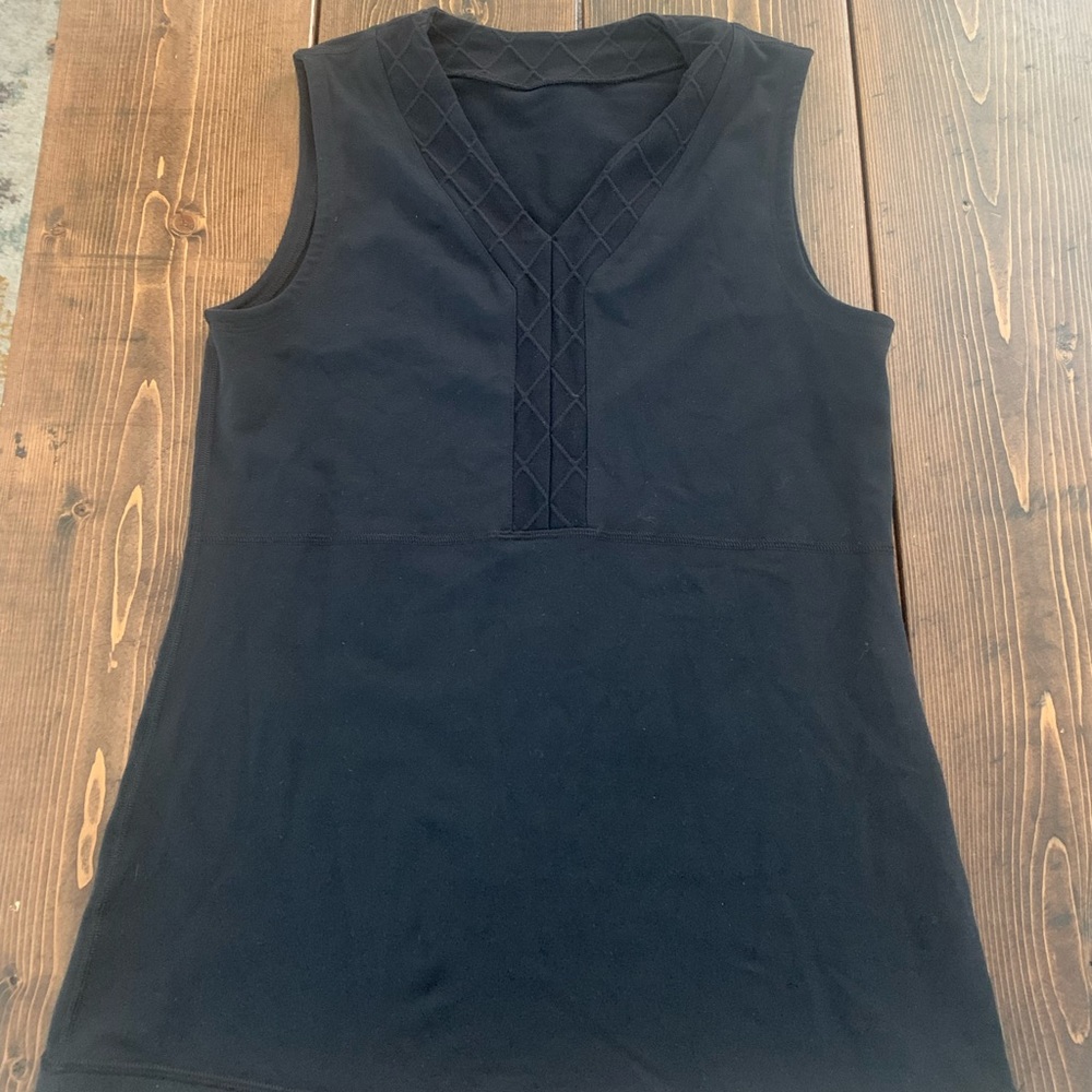 Sz 8 fits medium
Lululemon Quilted V Neck Tank